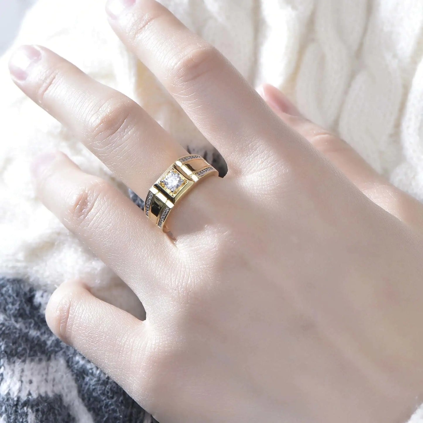 Wholesale Gold Plated Brilliant Round Cut CZ Signet Engagement Ring for Women