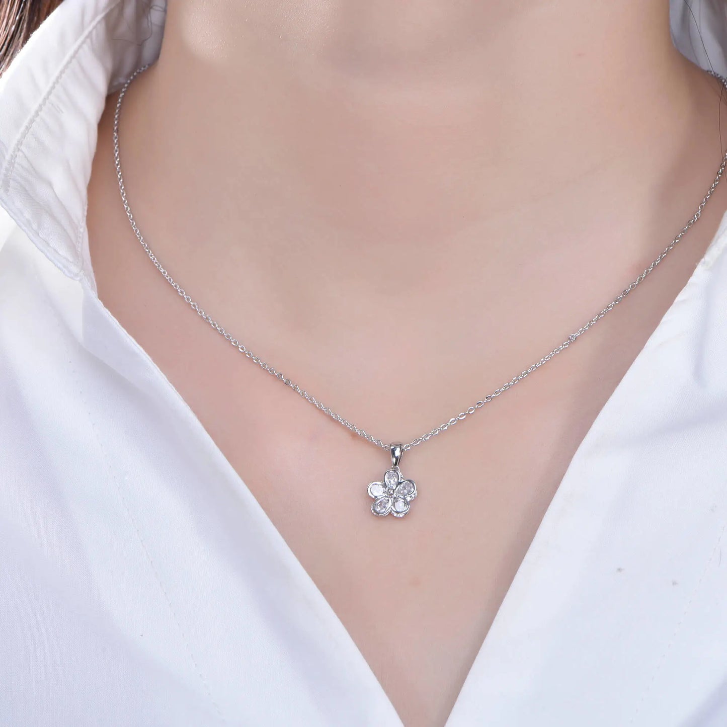 Wholesale Round Cluster Five-Petal Design Flower Pendant for Women