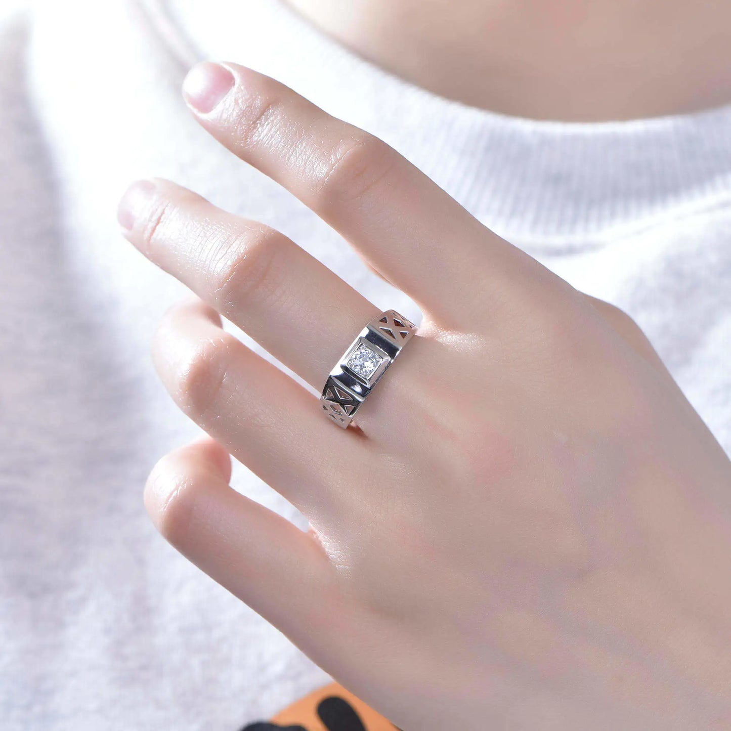 Wholesale White Gold Plated Round Cut CZ Simple Unique Engagement Rings for Women