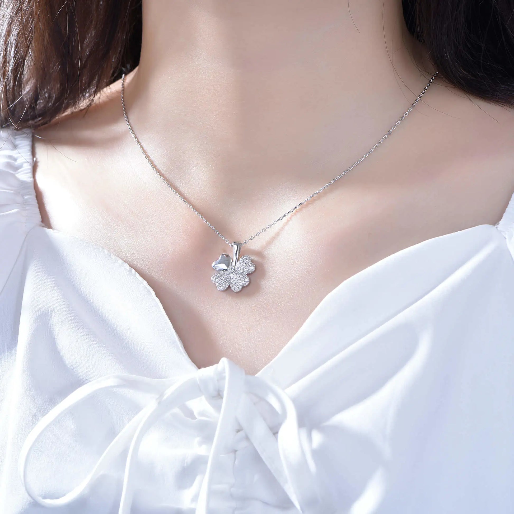 Wholesale Heart Leaves Paved Four Leaf Clover Pendant for Women